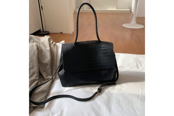 8017 SAC À BANDOULIÈRE MOTIF CROCODILE – NOIR